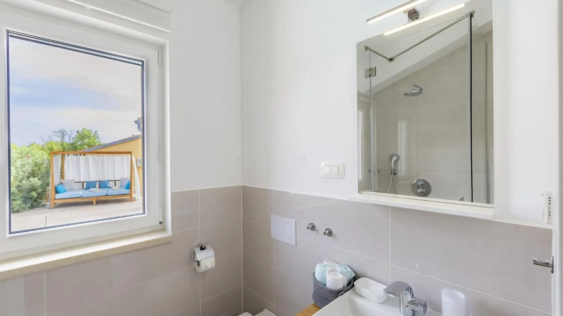 Red House Trget With Swimming Pool, Sauna And Jacuzzi Labin  Villa