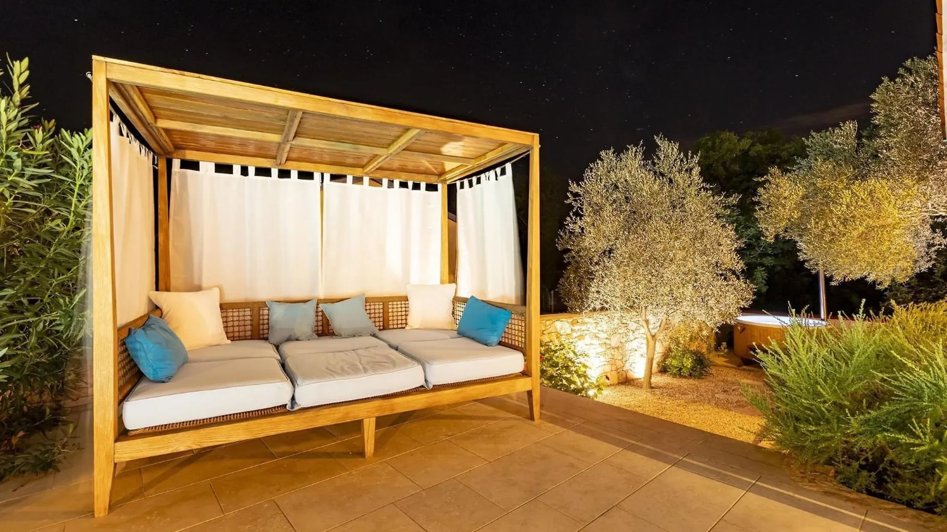Red House Trget With Swimming Pool, Sauna And Jacuzzi Labin